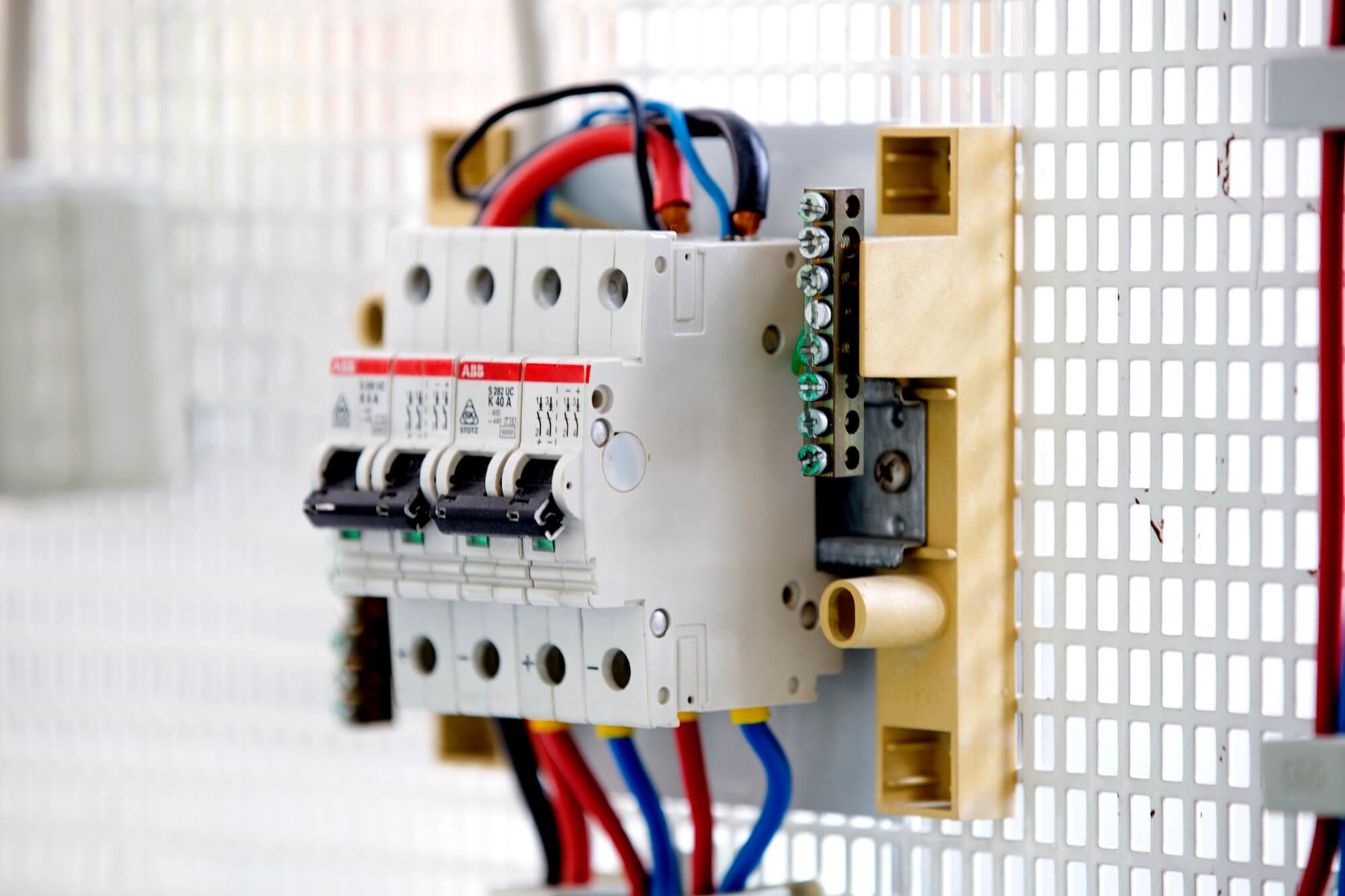 Foto: zeigt sicherungen an wand