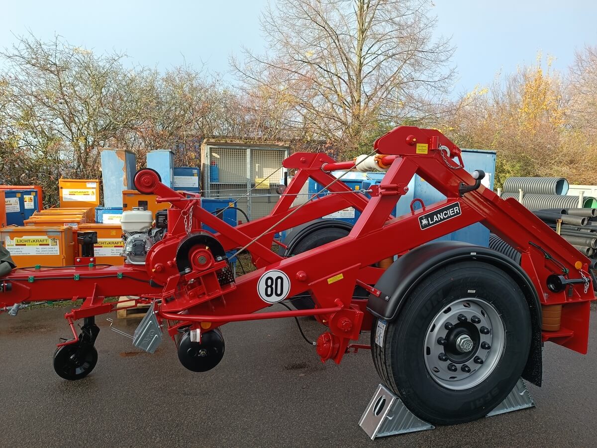 Große Winde auf Anhänger zur Verlegung von Glasfaserkabeln