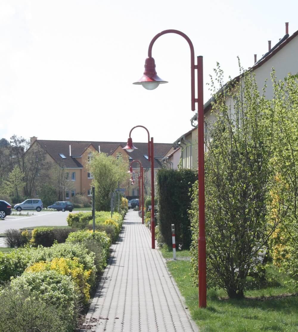 Foto zeigt installierte Straßenbeleuchtung